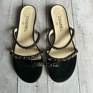 PREOWNED AUTHENTIC CHANEL BLACK GOLD CHAIN ACCENT SANDALS WOMENS 38 RARE DESIGN